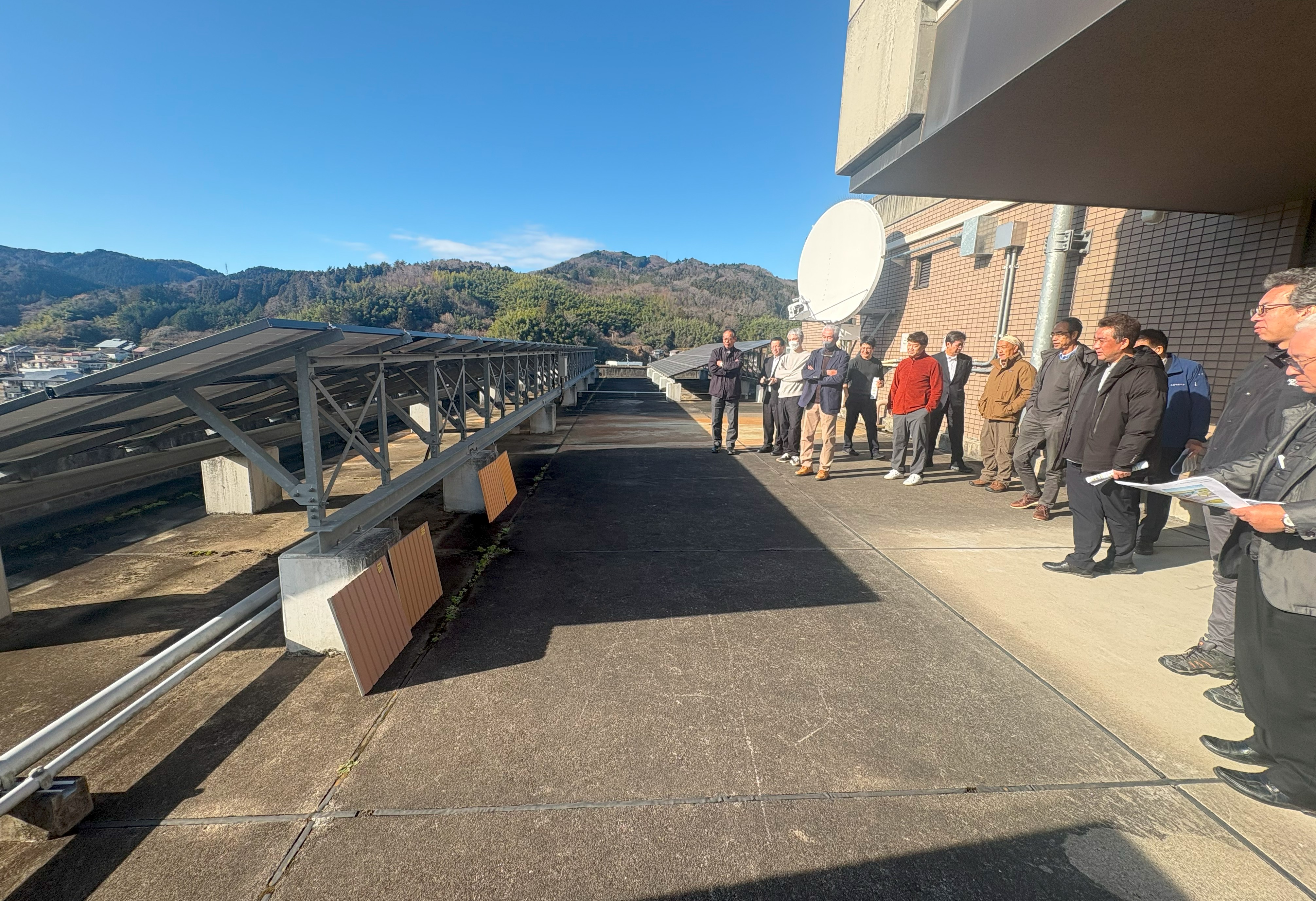 屋上にサンプルを確認する様子