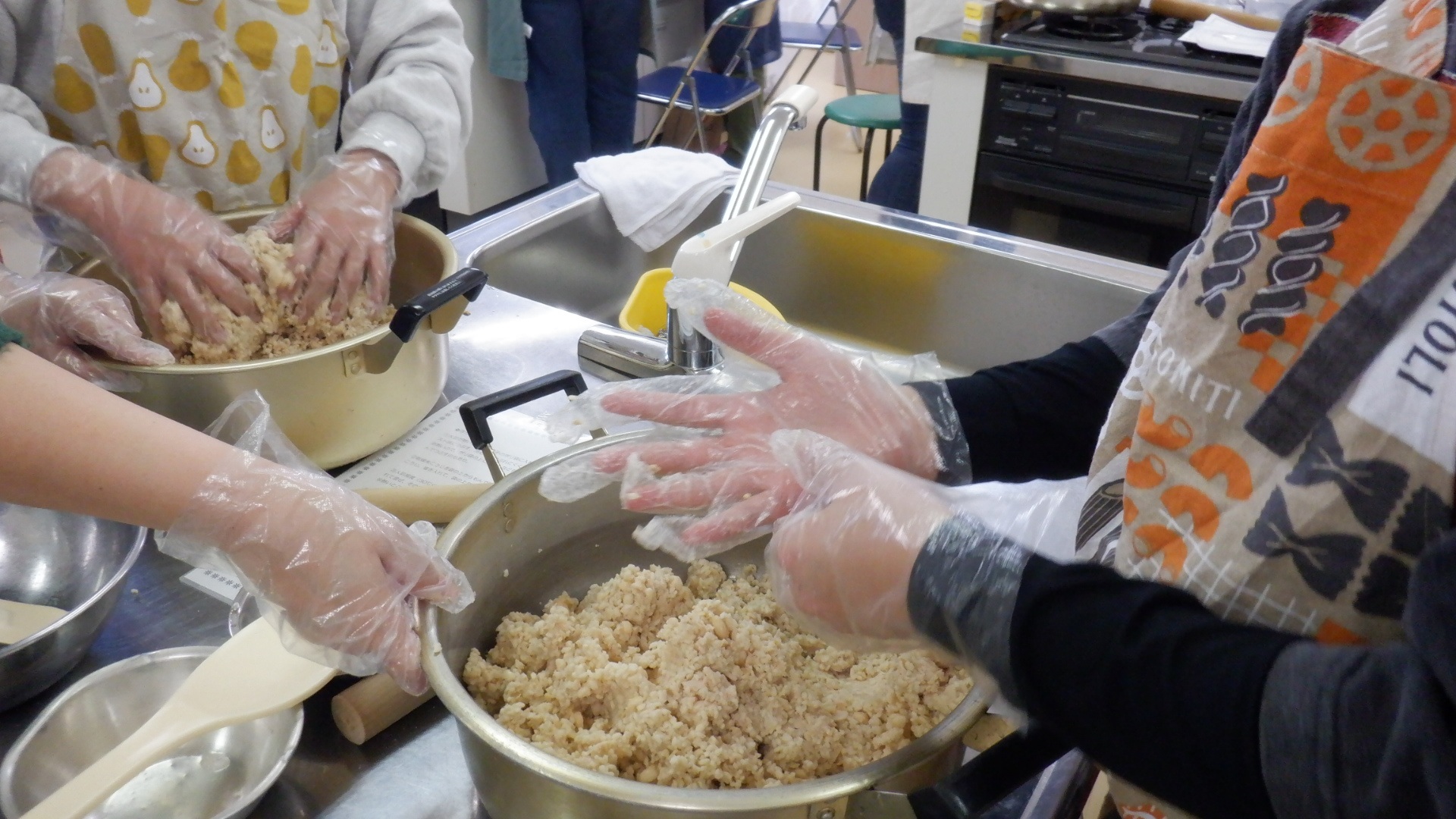 塩、麹と優しく混ぜる