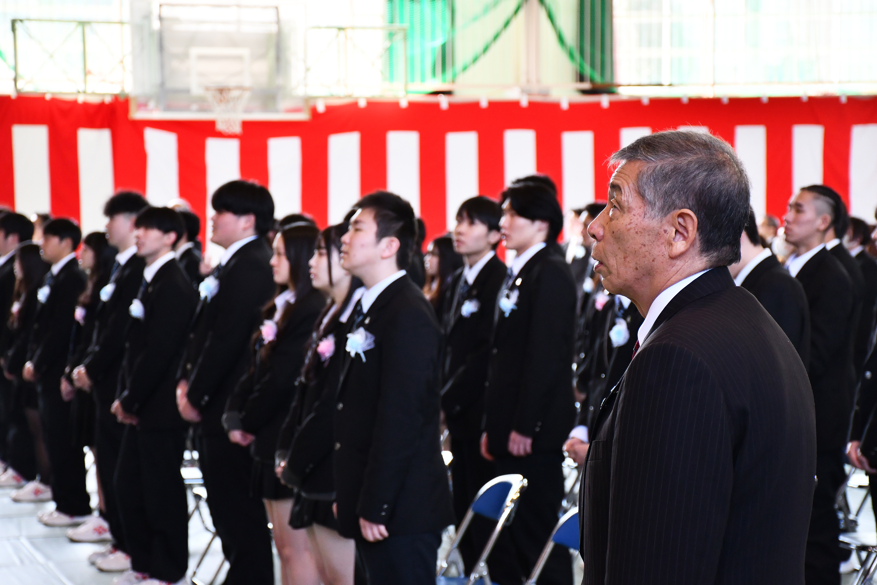 宮城県立伊具高等学校卒業式　校歌斉唱する卒業生と保科郷雄町長