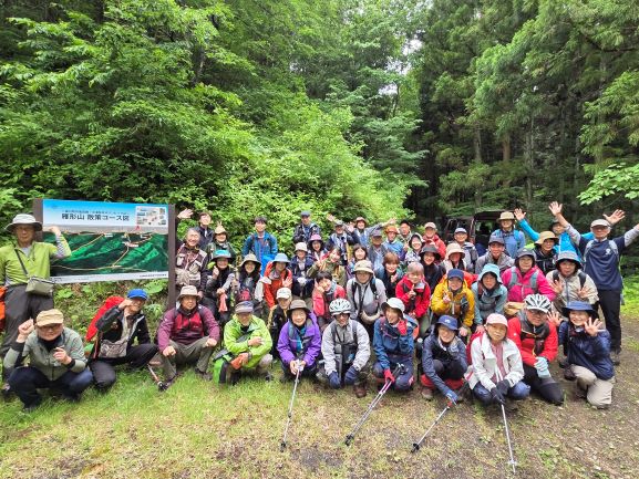 登山口での集合写真