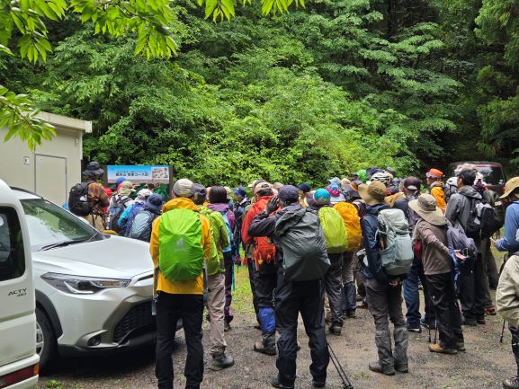 清水寺観音堂より登山開始