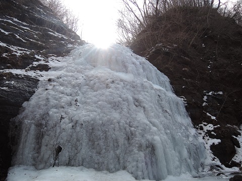 氷柱の不動滝の様子