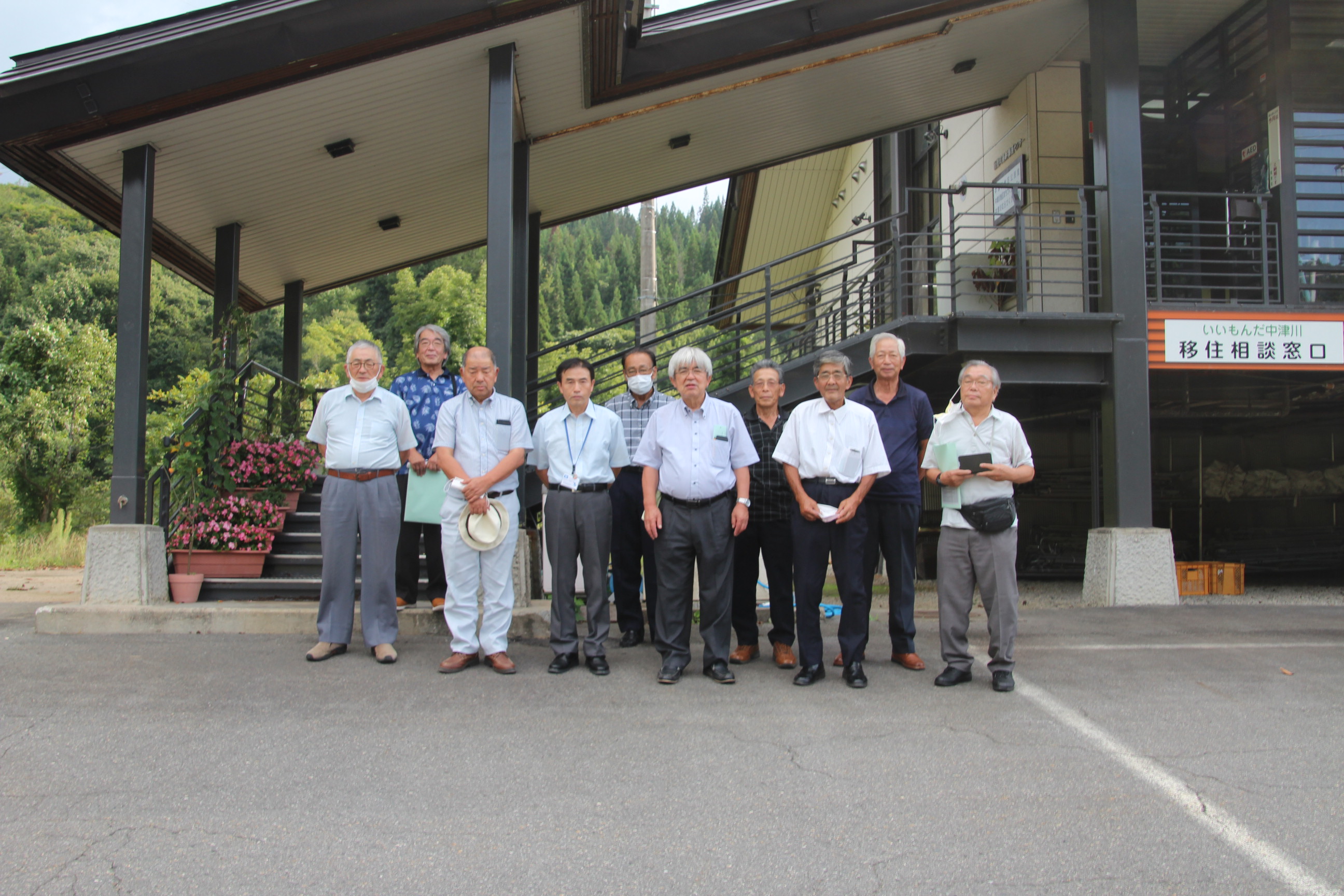 中津川地区公民館前で記念撮影