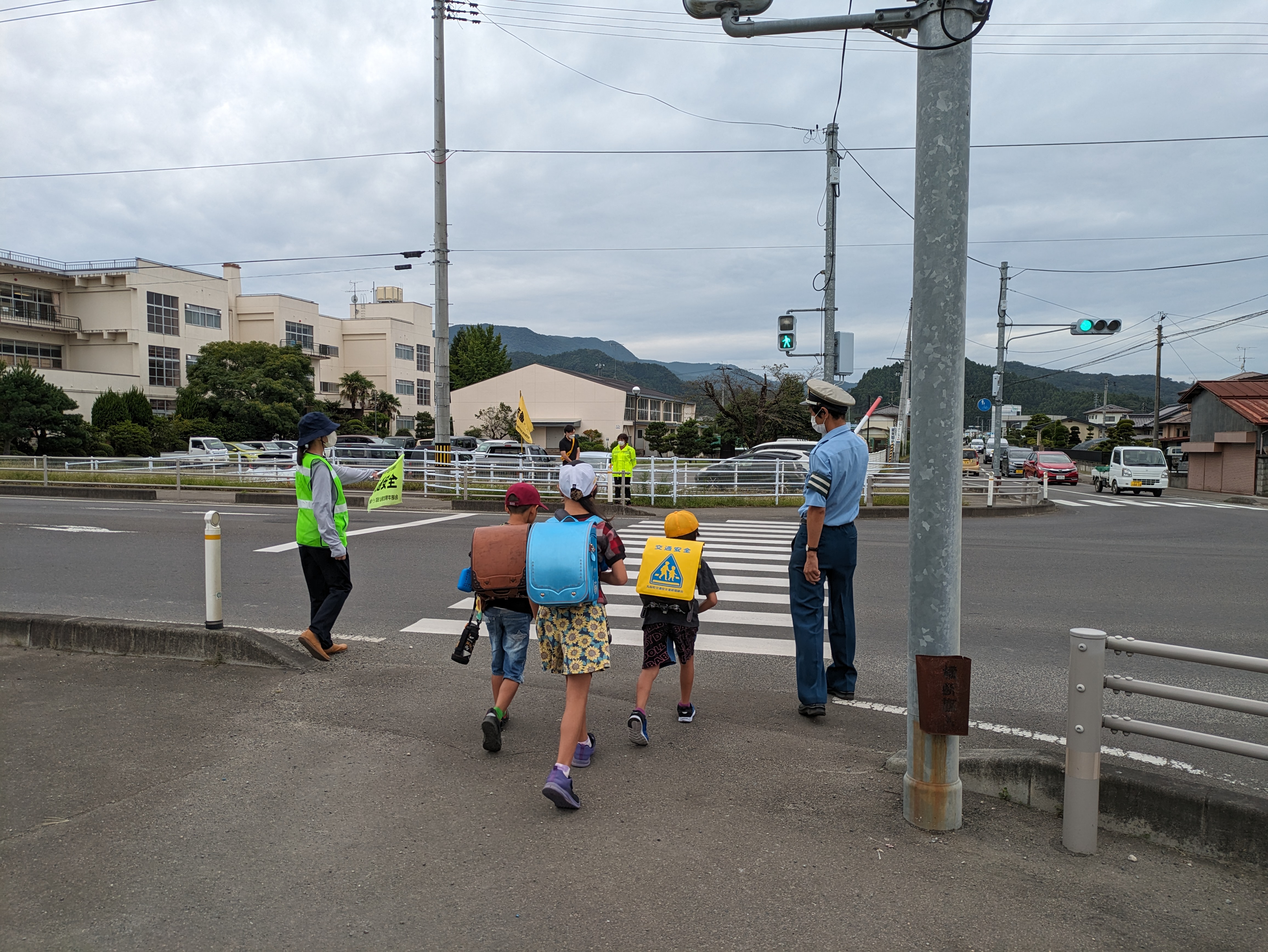 学校前交差点で見守り活動