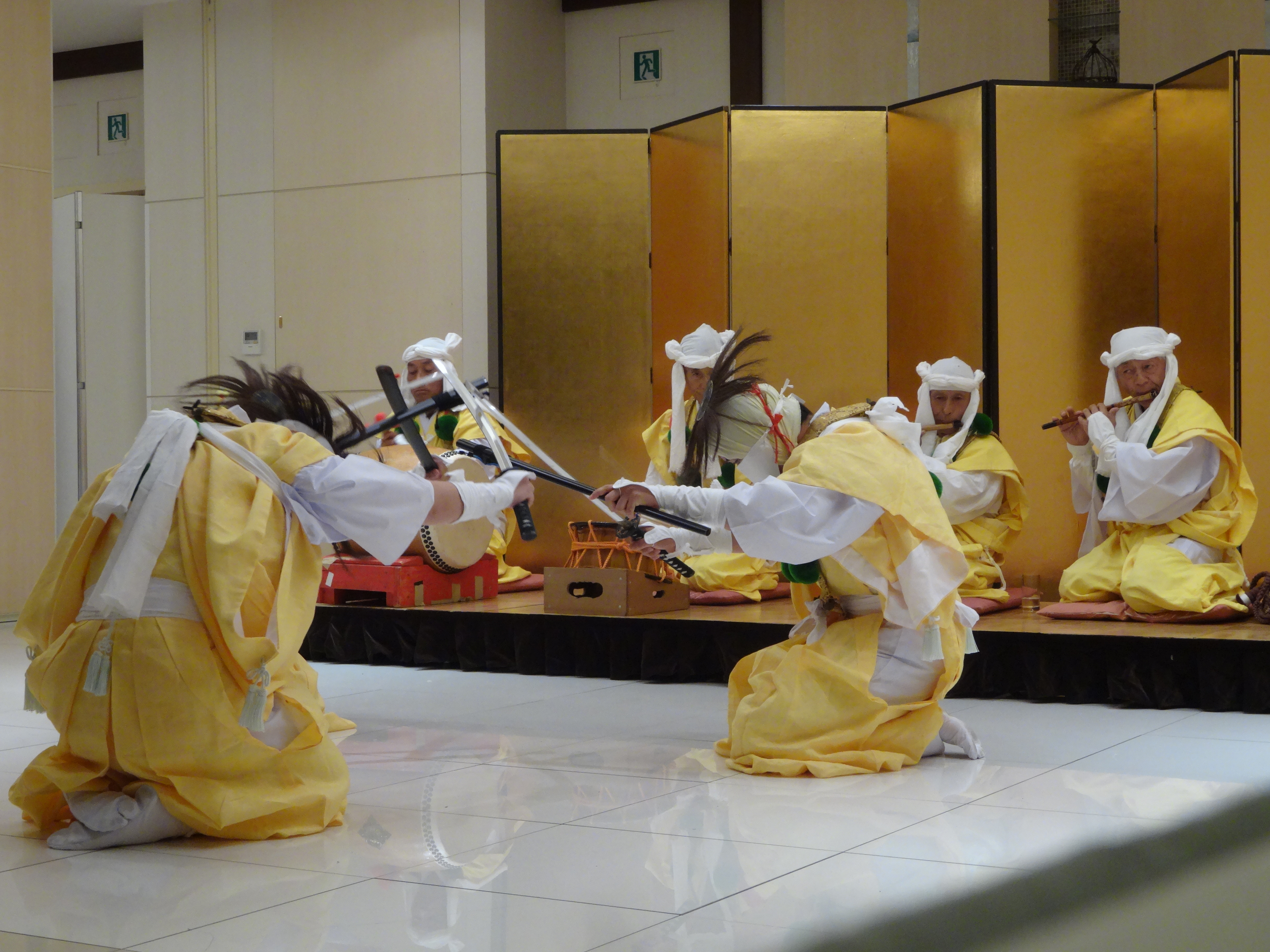 「三剣の舞」を披露する大内山伏神楽保存会