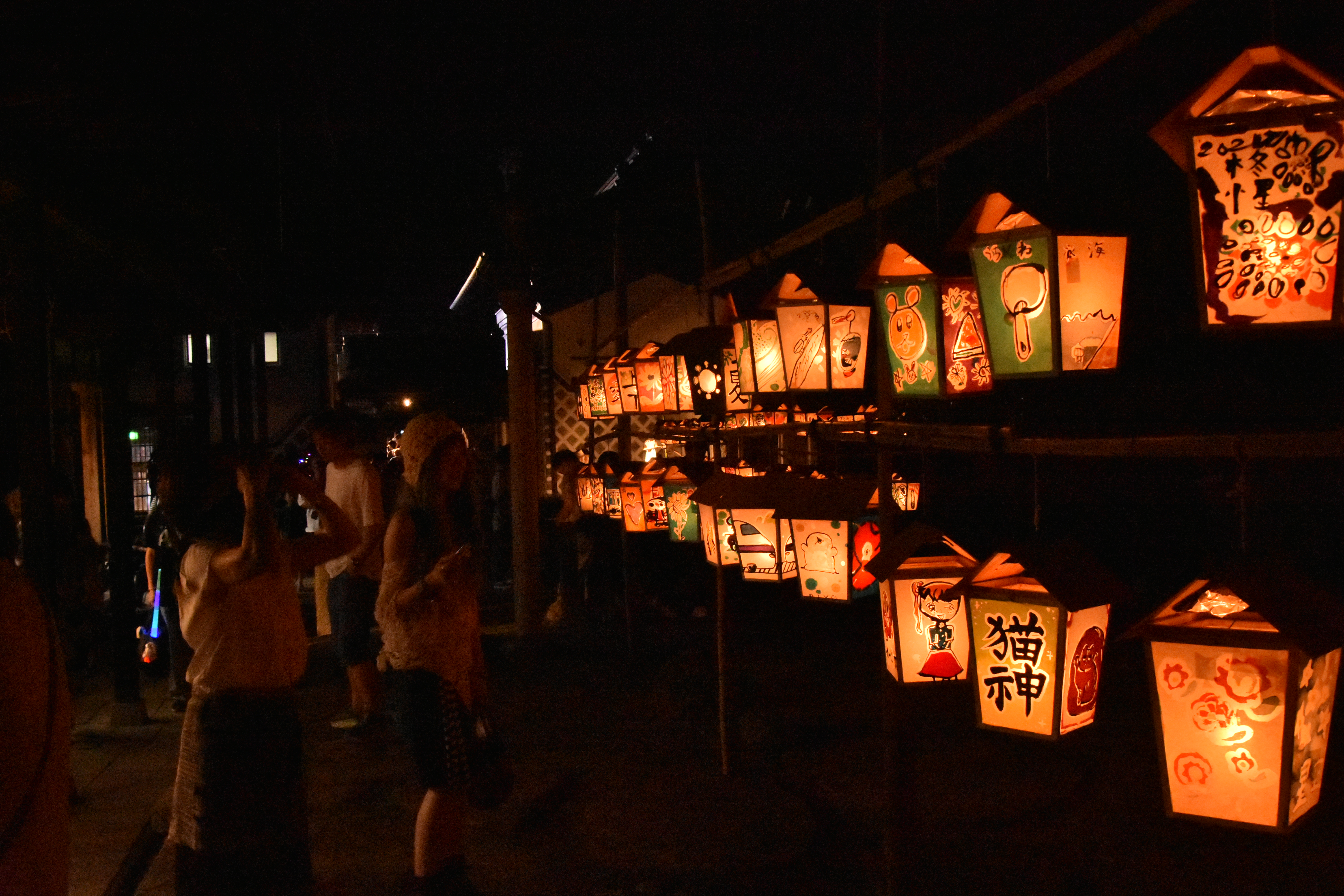 若者で賑わう齋理幻夜