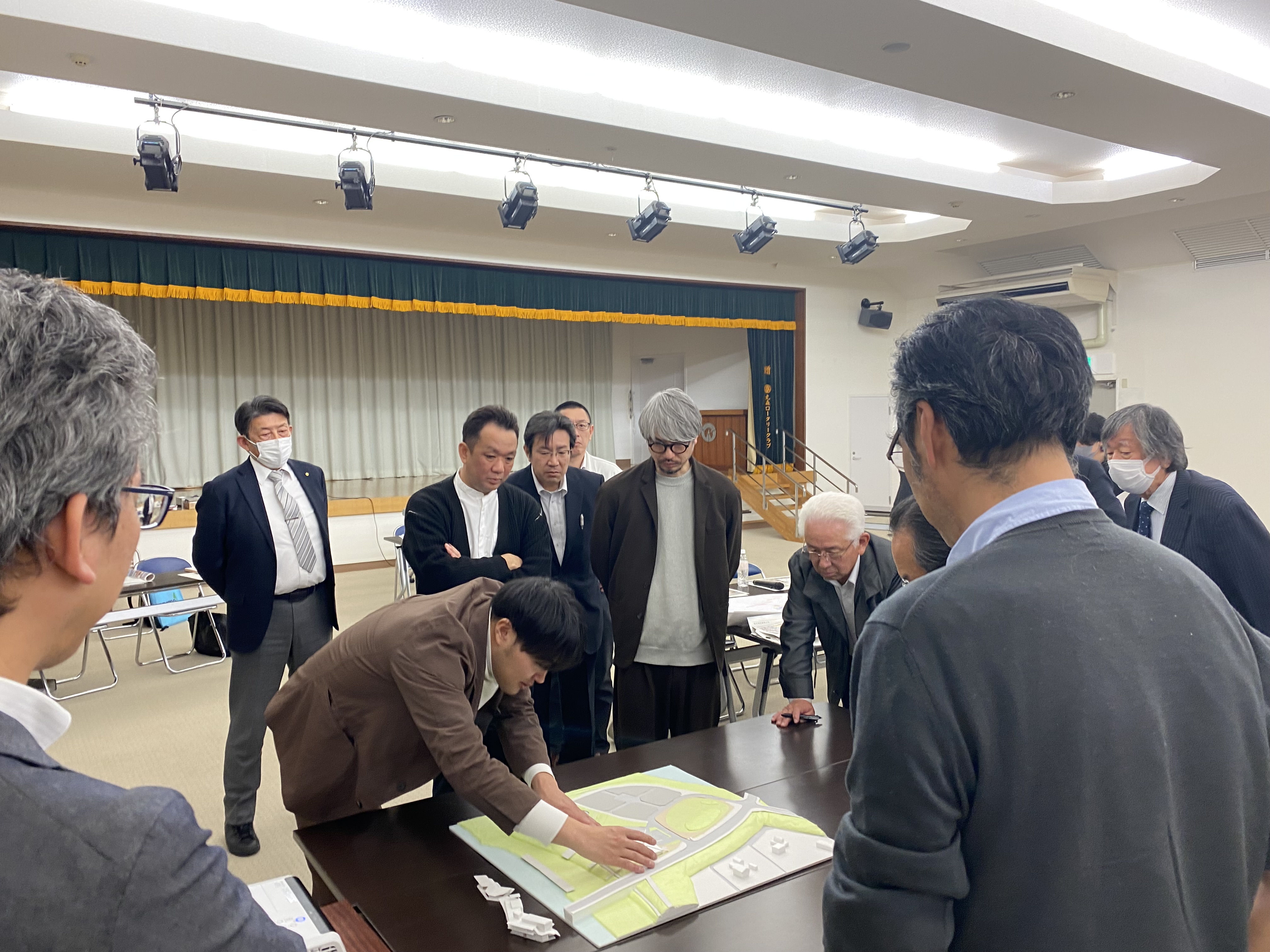 設計者の説明を聞く部会員