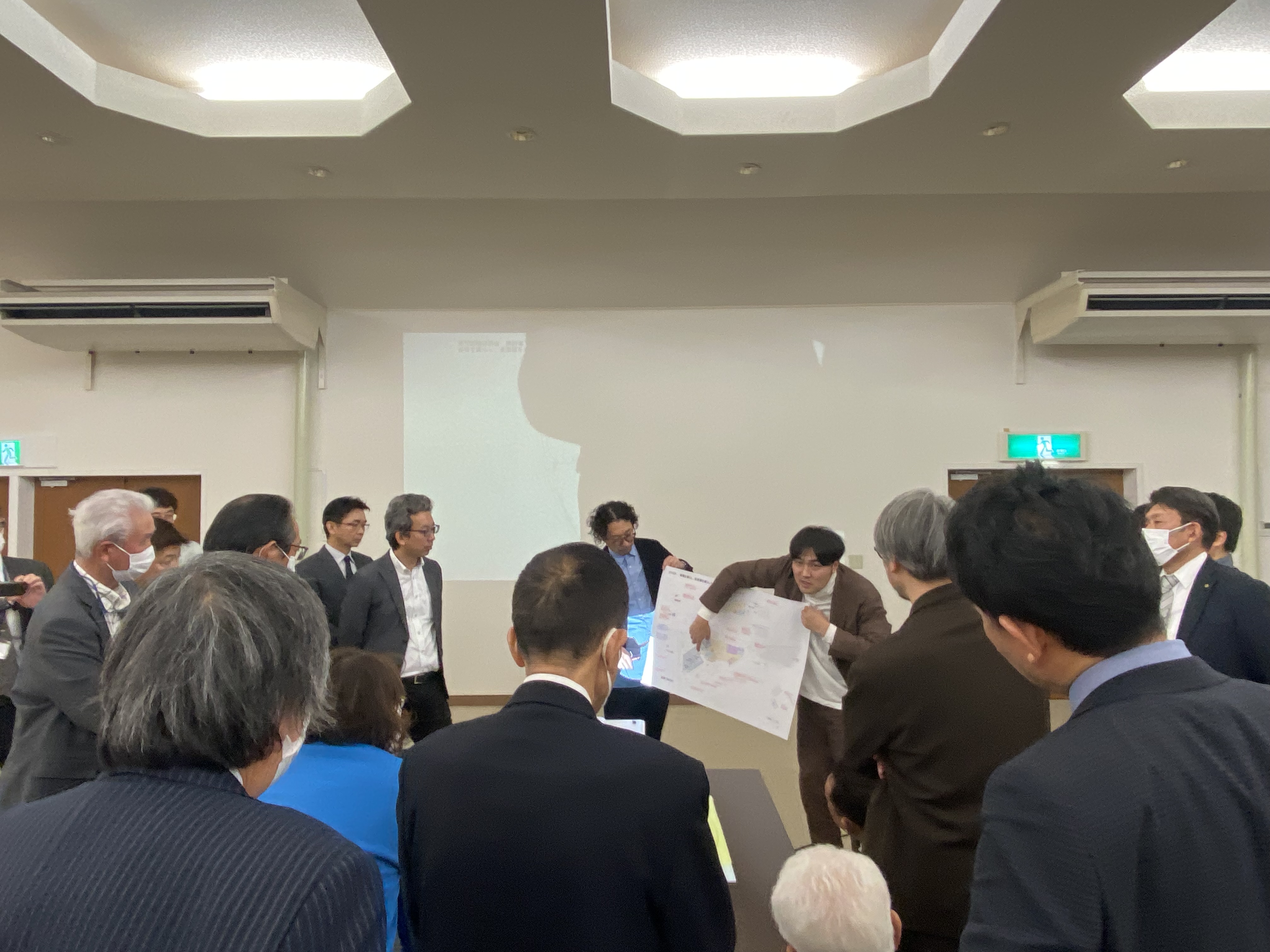 設計者の説明を聞く部会員