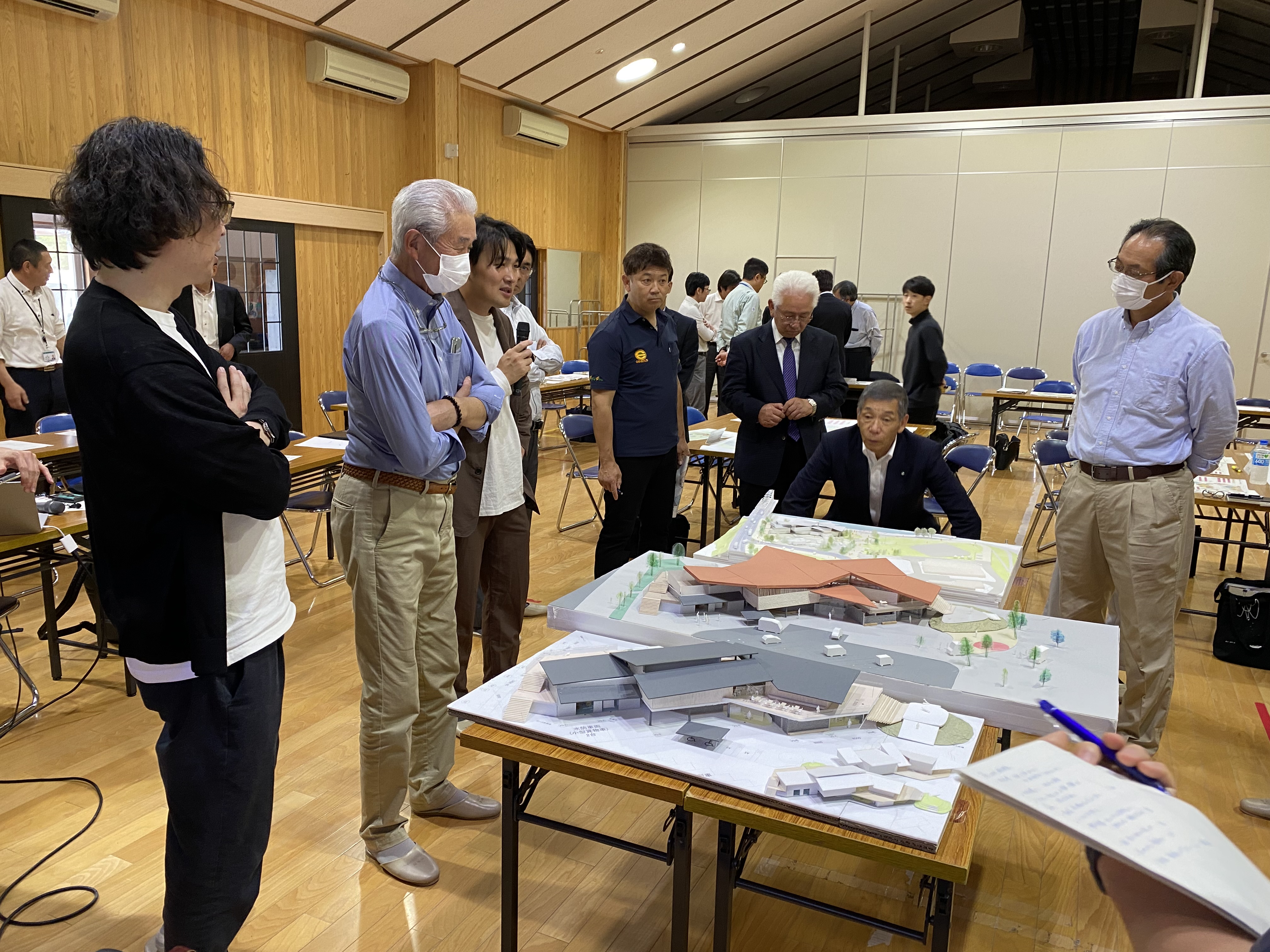 模型を見ながら意見を出し合う様子