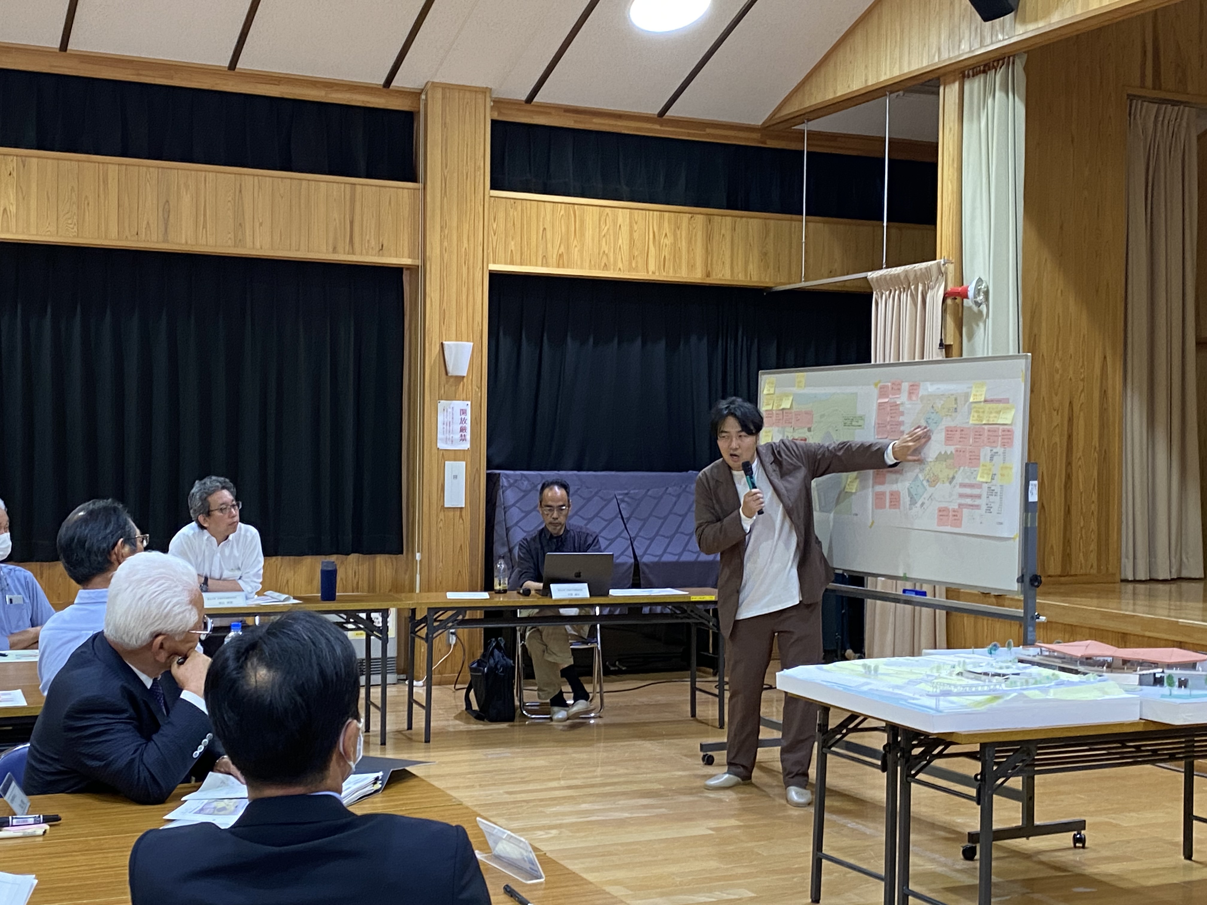 意見を整理する設計者