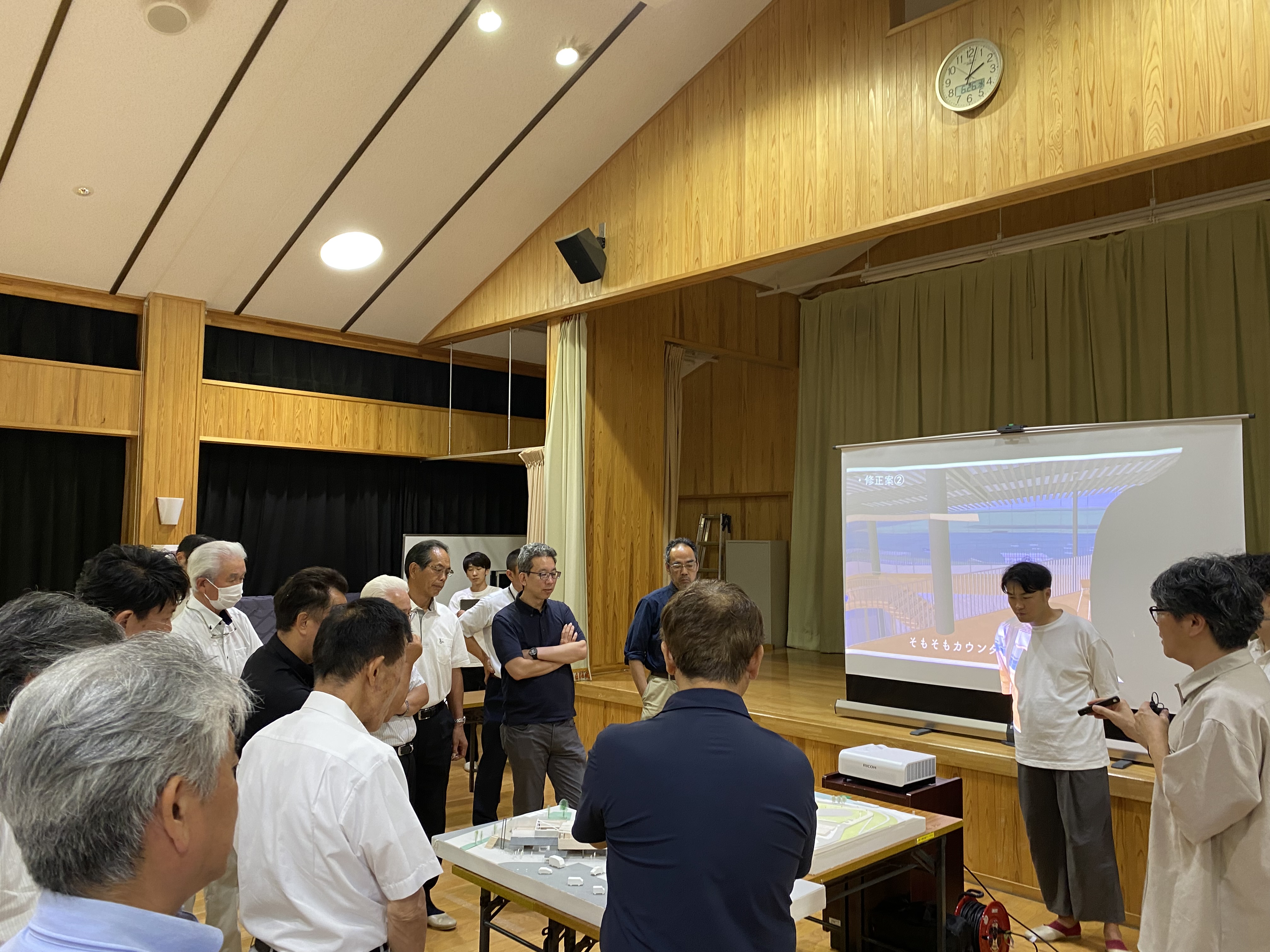 模型を使った説明を受ける