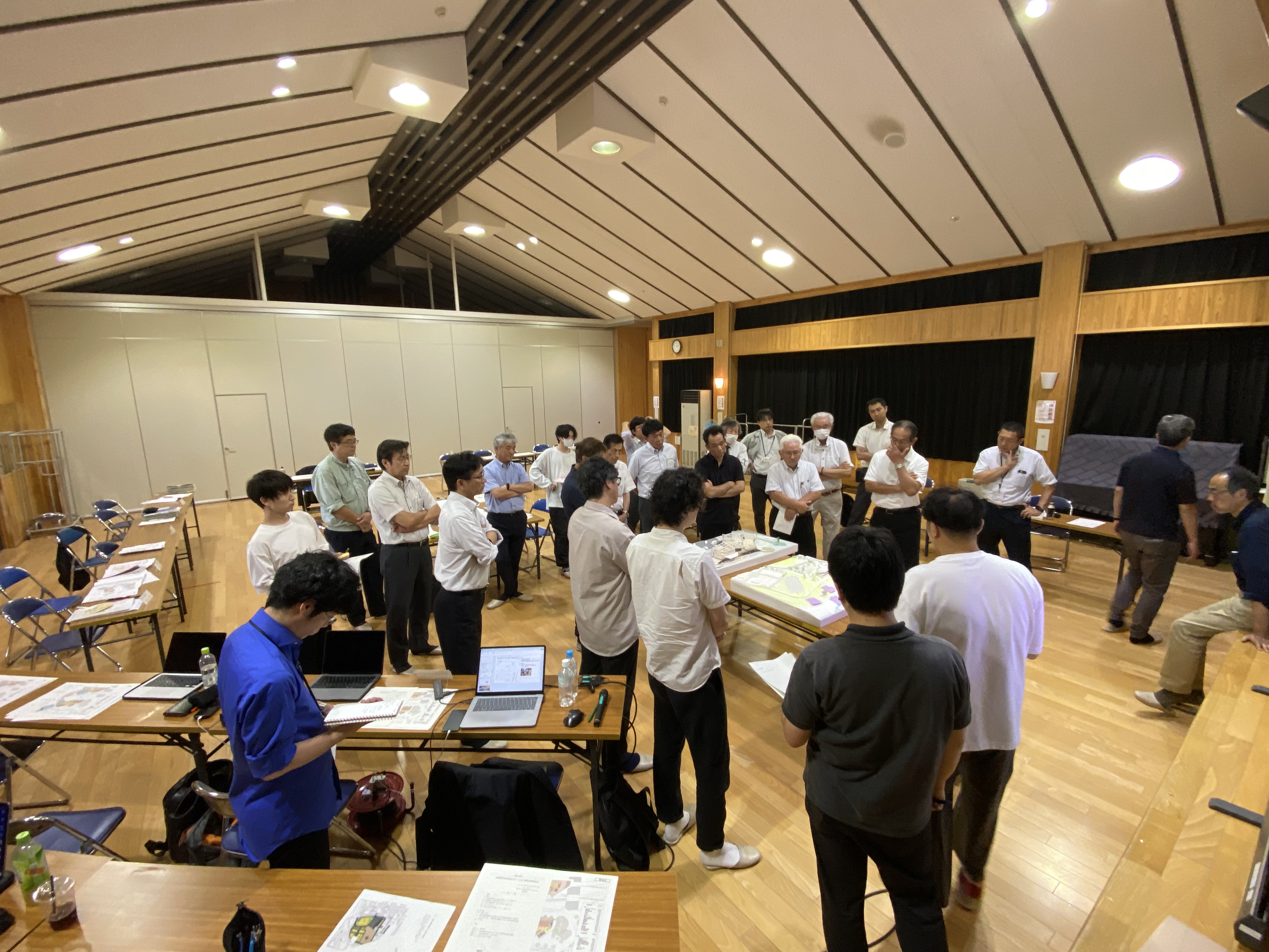模型を見ながら意見を出し合う