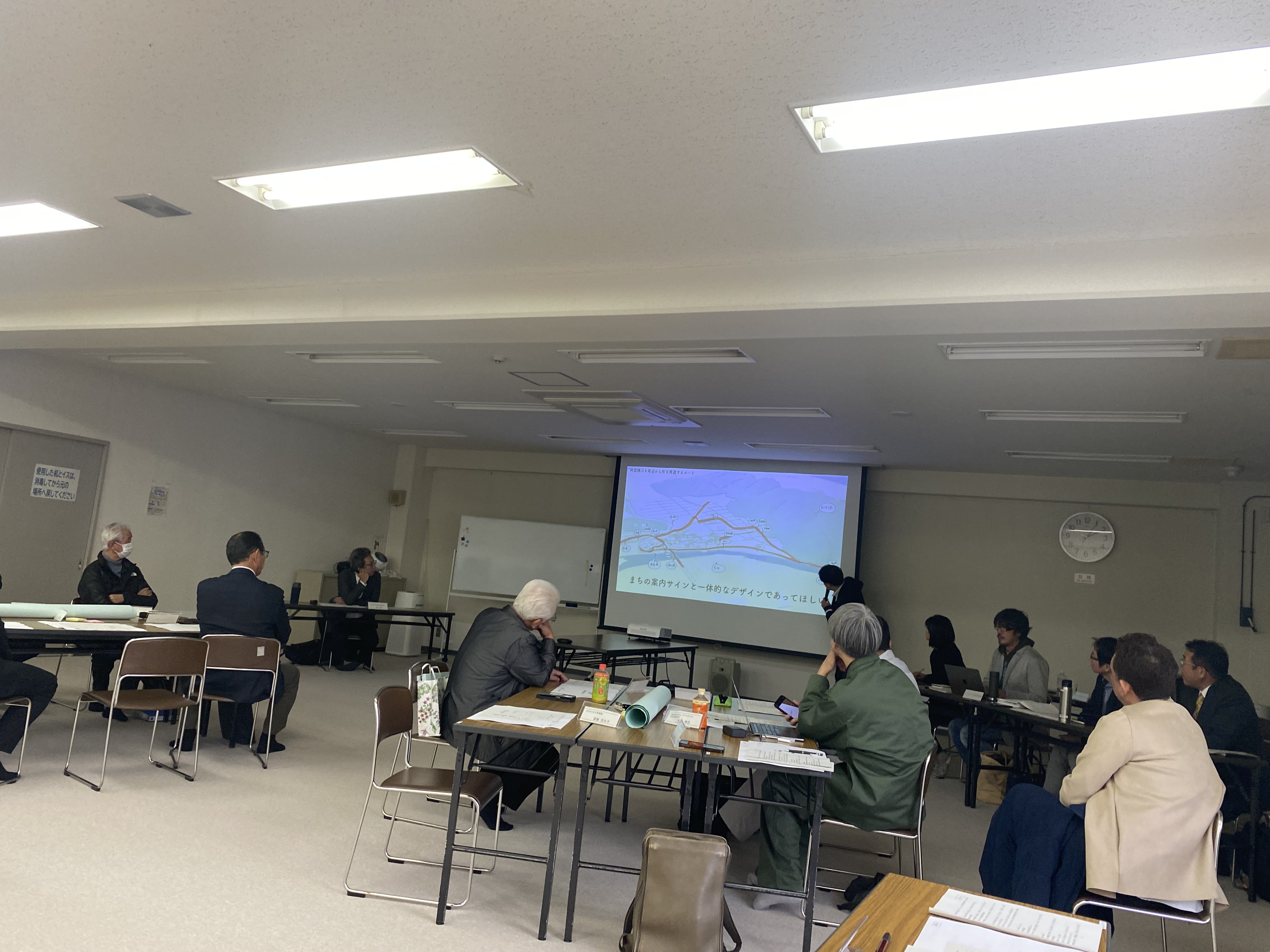 展示計画の考え方の説明を受ける様子