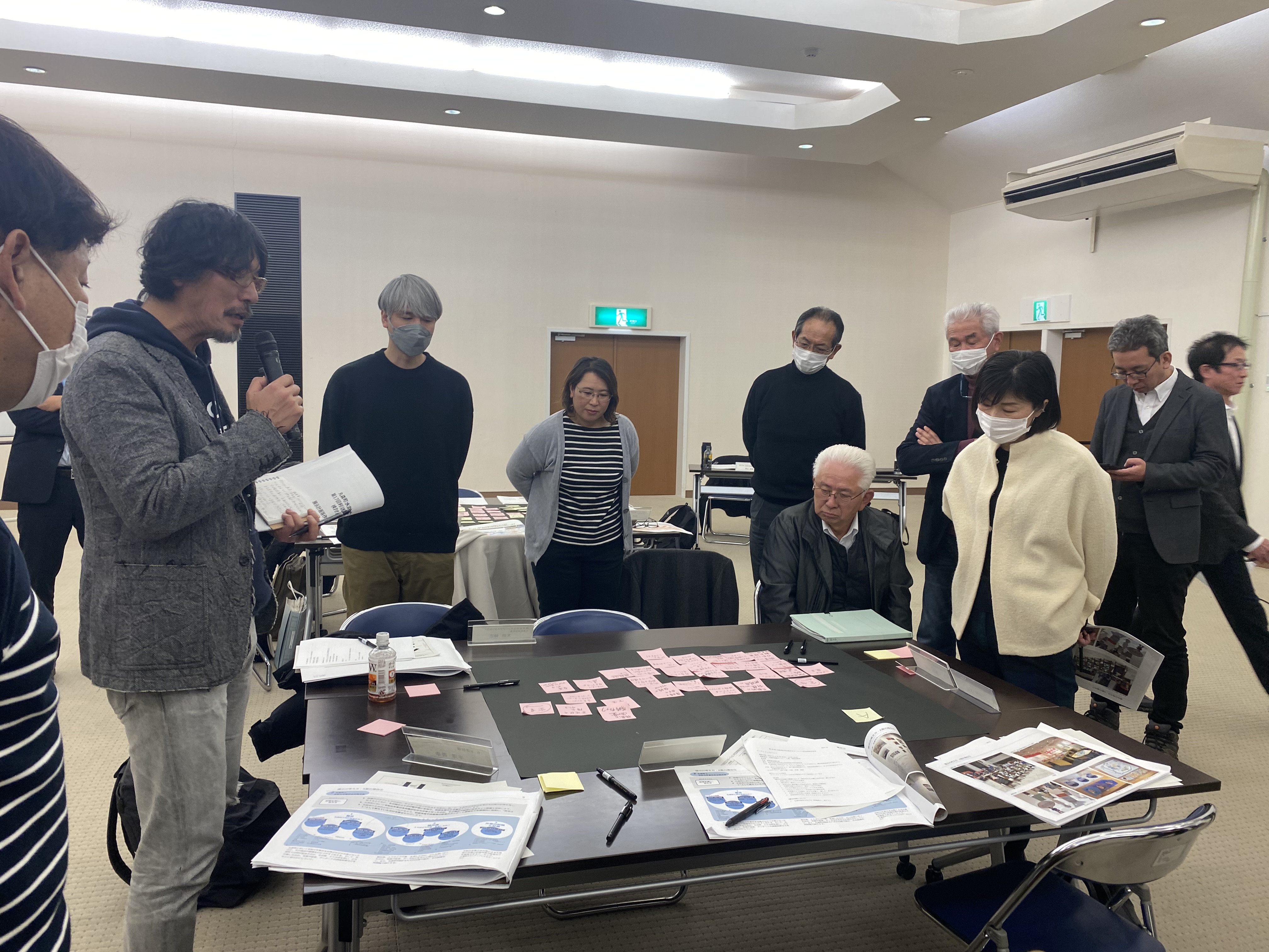 防災展示に必要な事項をグループごとに発表する様子
