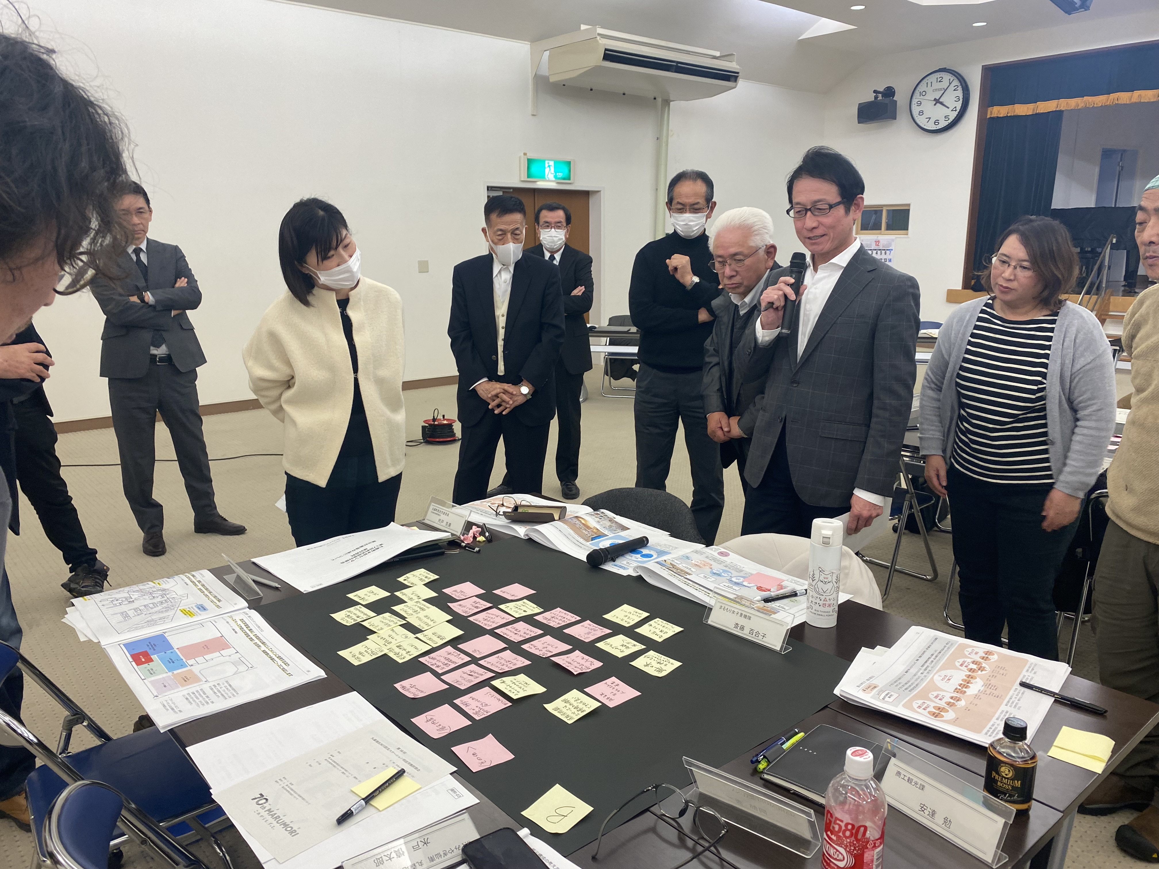 防災展示に必要な事項をグループごとに発表する様子