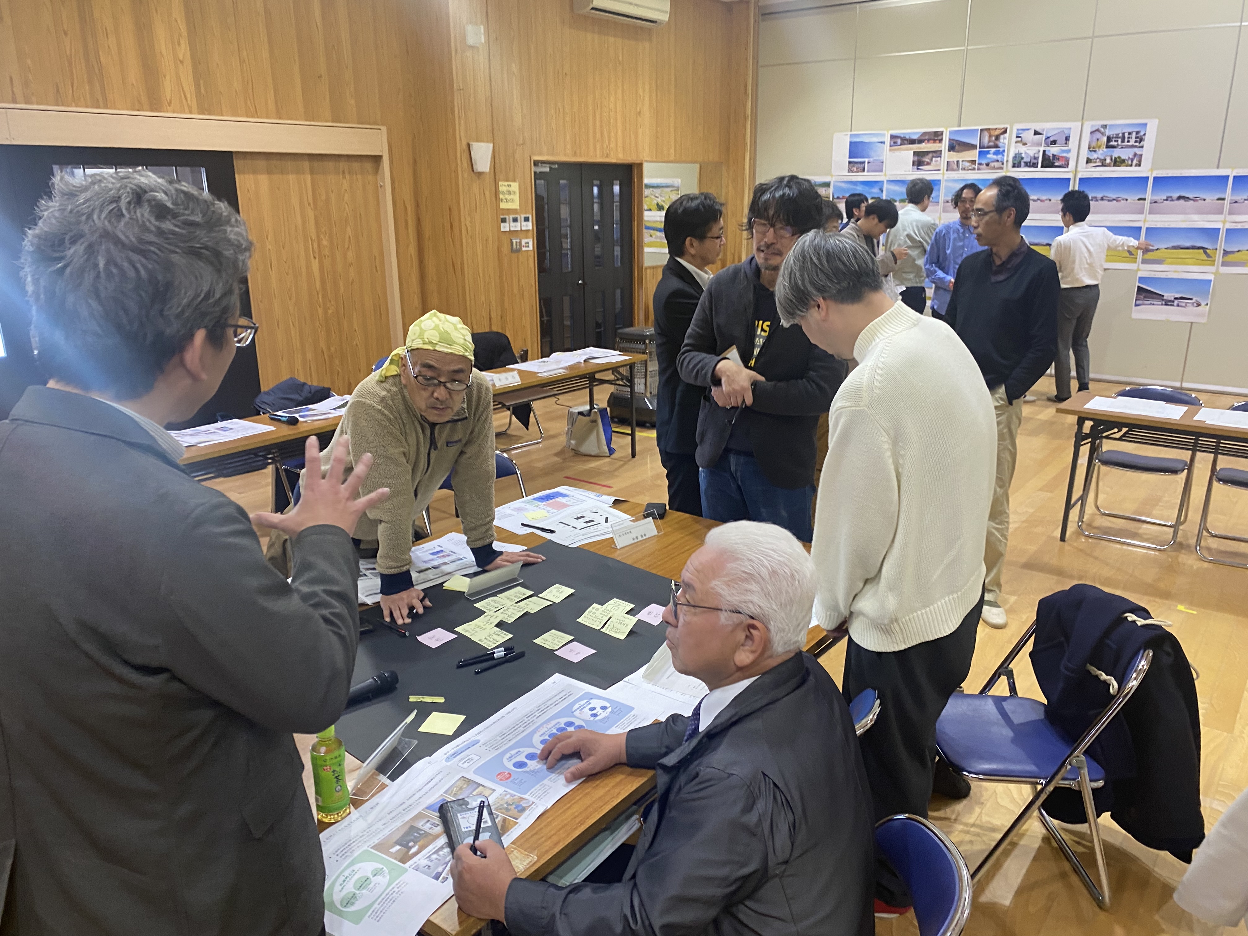 展示計画の素案に意見を出し合う様子