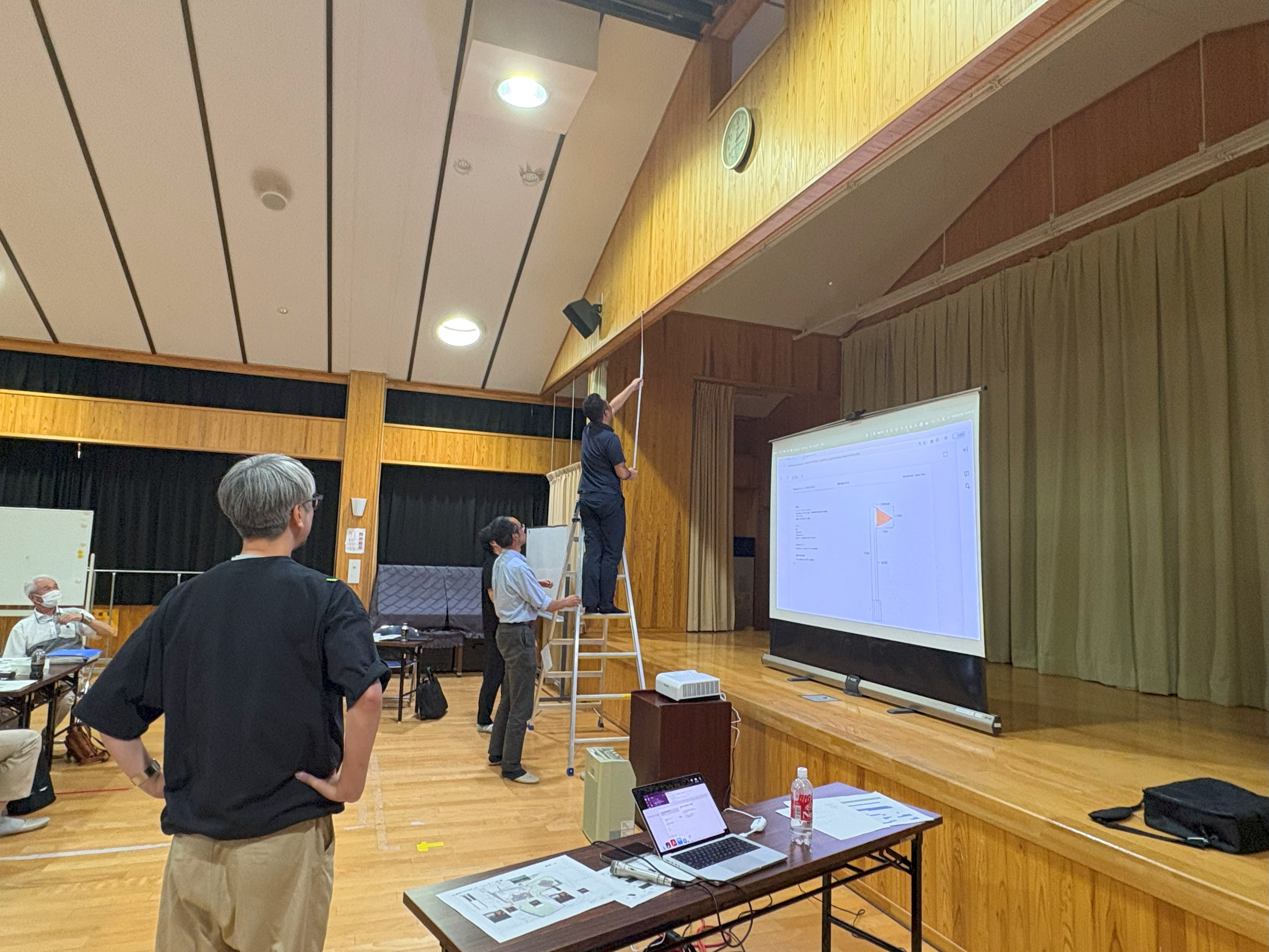撮影スポットのサイズ感を確認する様子