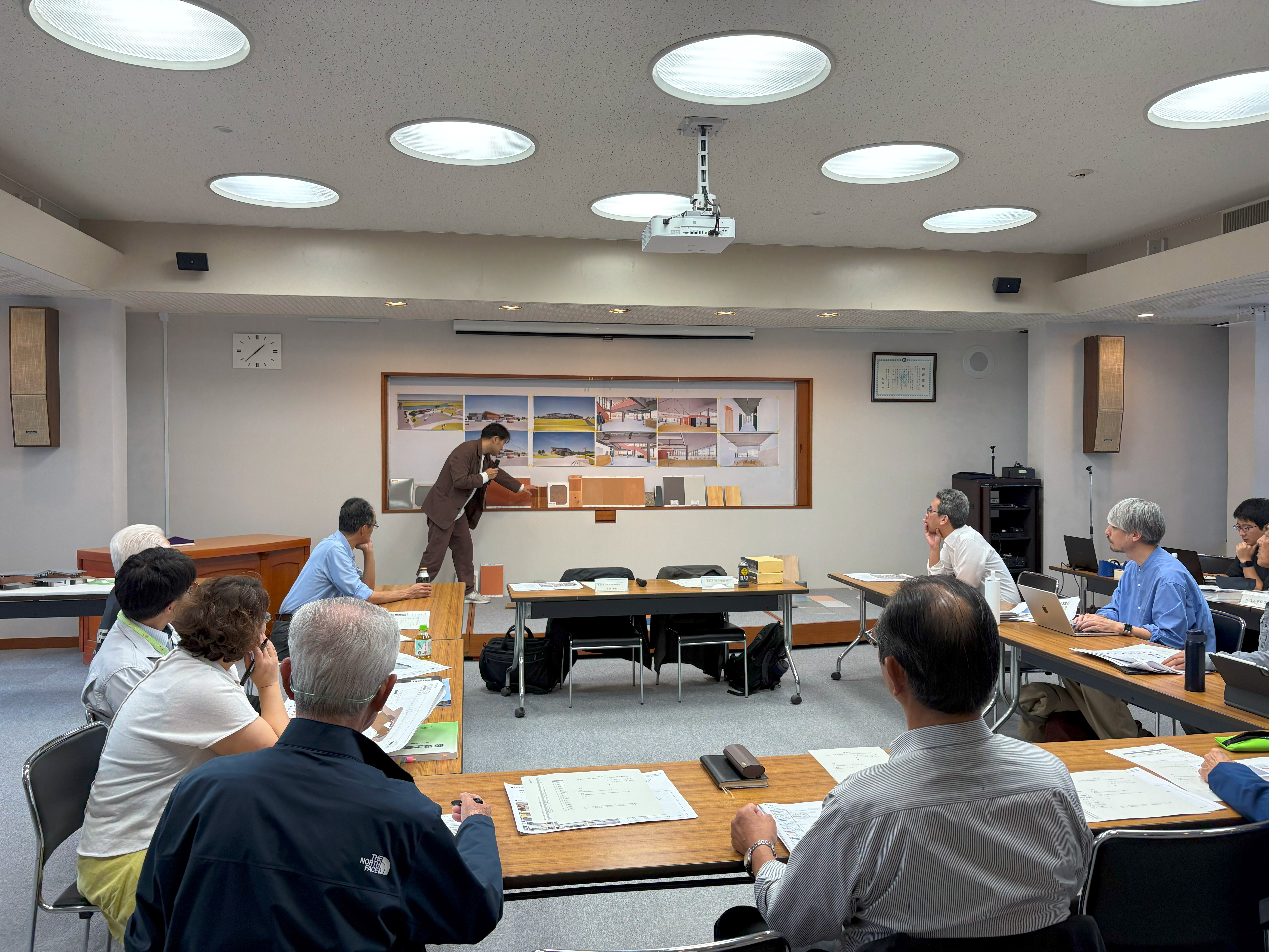 設計者から配色の説明を聞く様子