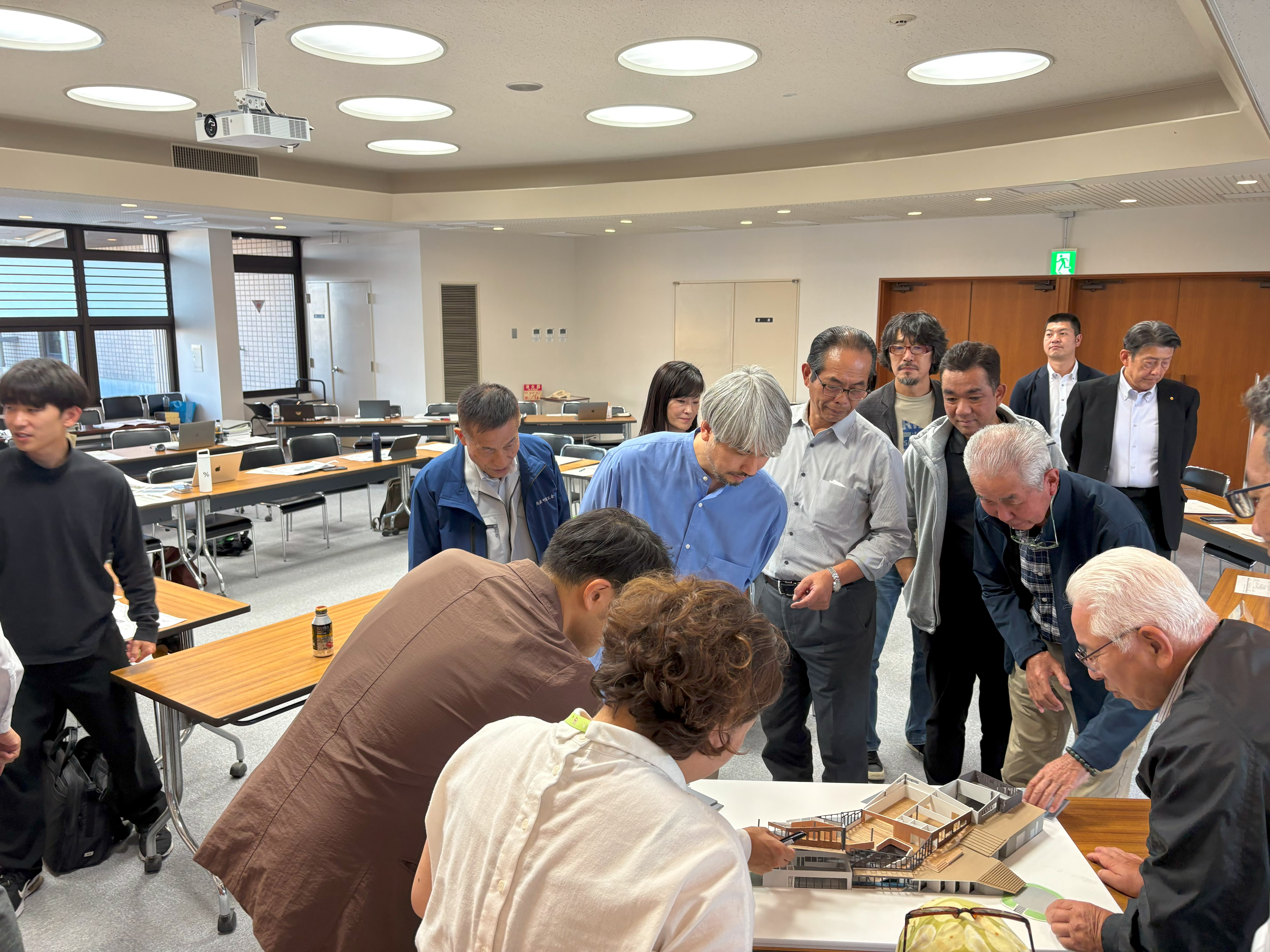 模型を見ながら配色の意見交換をする様子