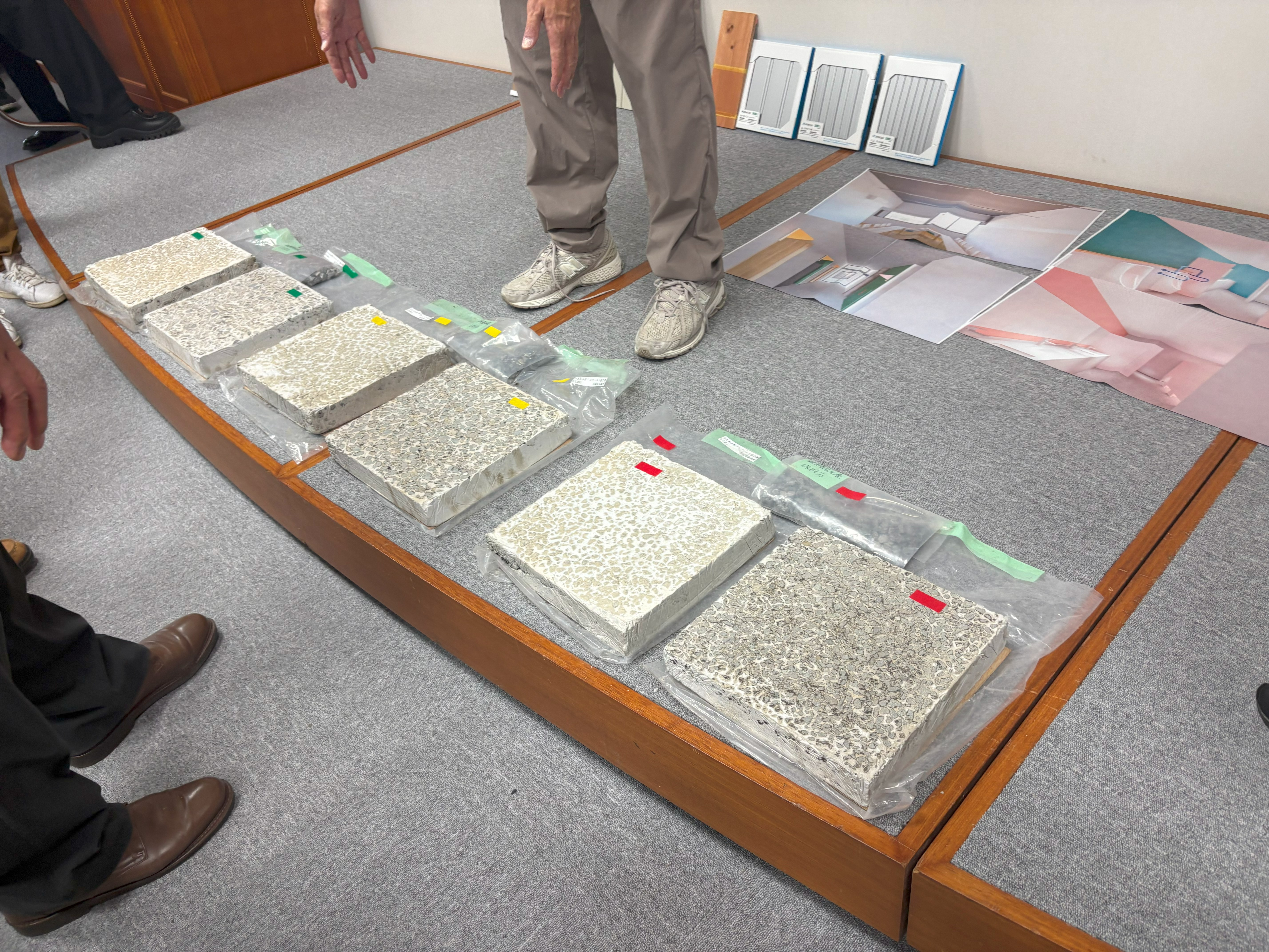 外構に使用する半たわみ舗装の素材を選定する様子