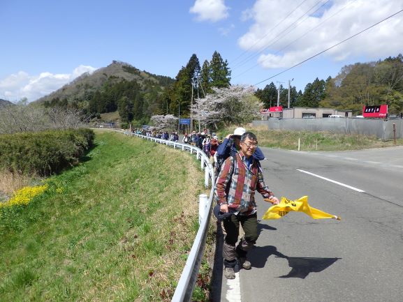 後方の山が羽黒山