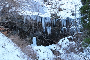 凍る地蔵滝