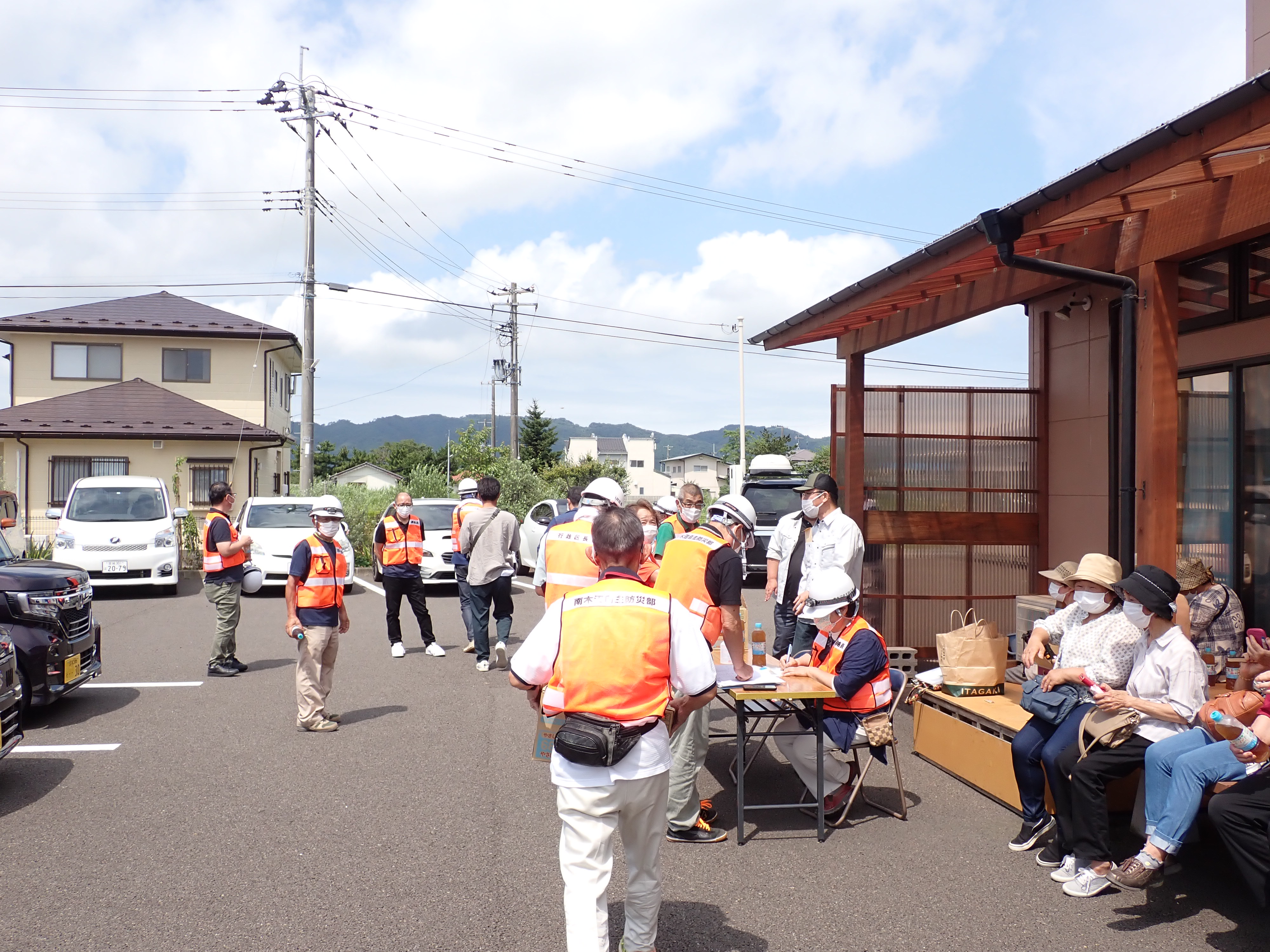 牛橋区民会館での避難者受付の様子