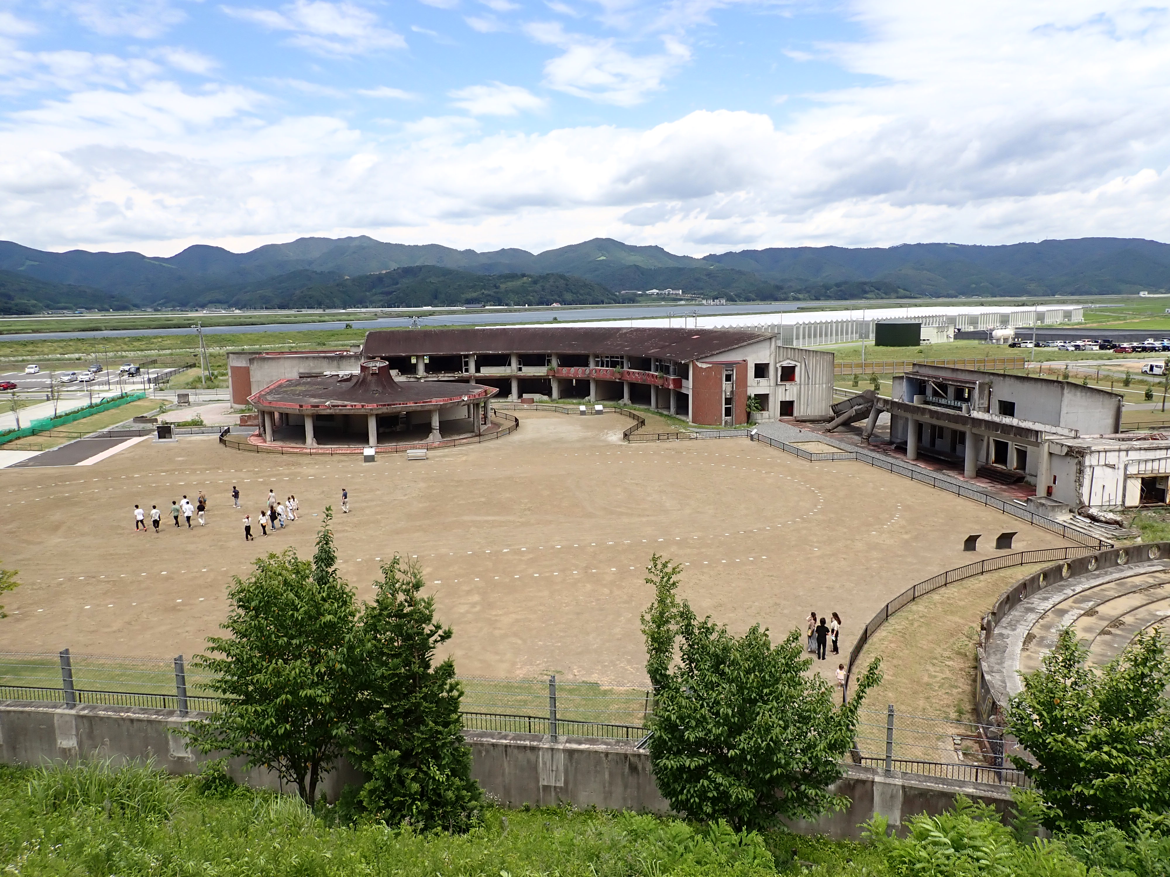 近くの山から望む大川小学校全景