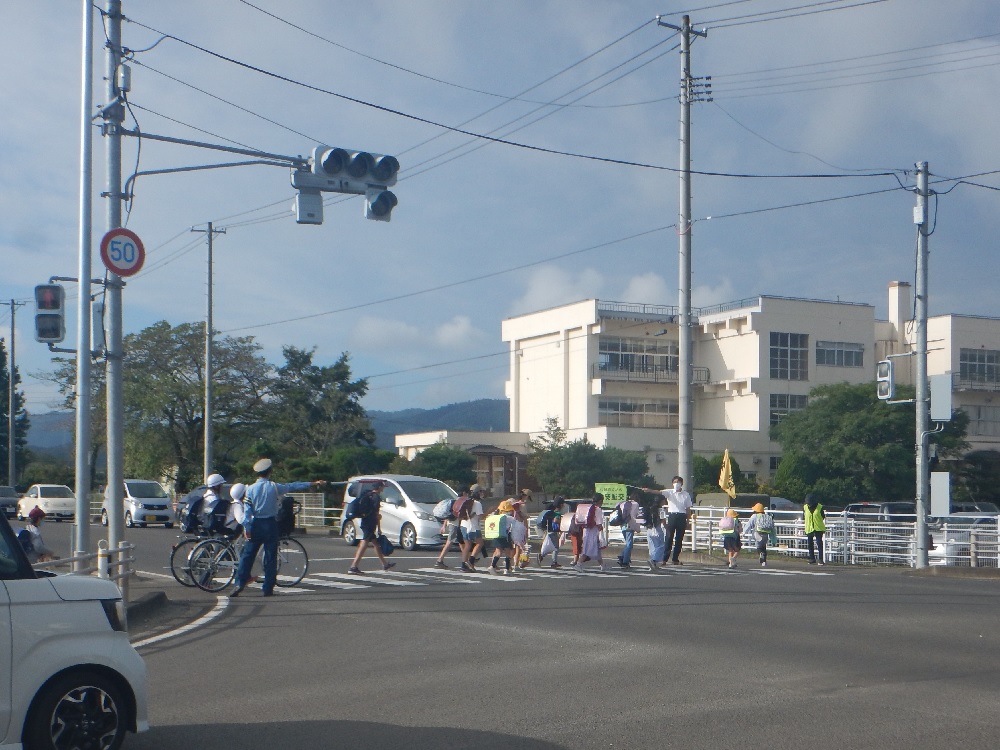 横断歩道を渡る児童