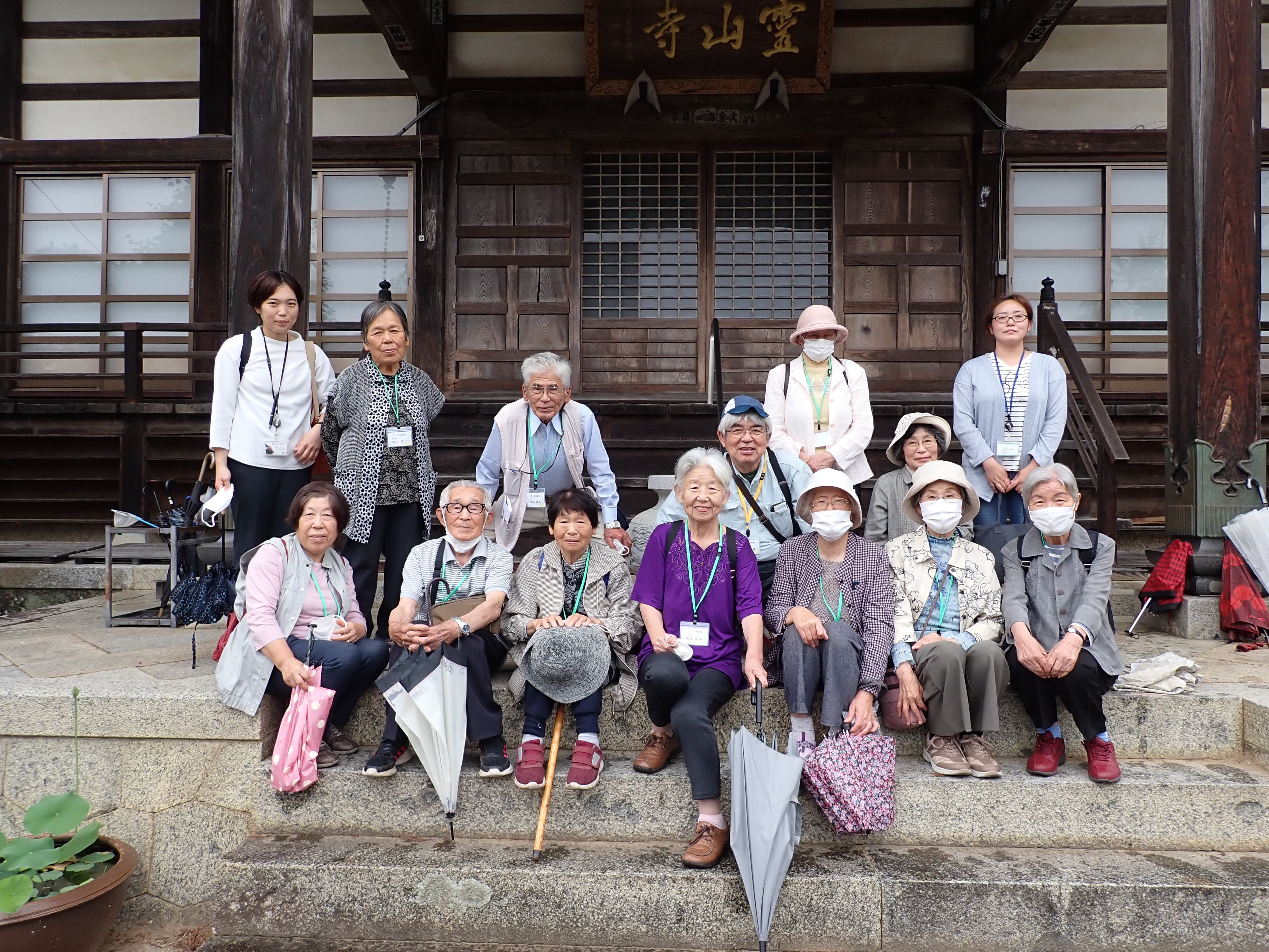 霊山寺で集合写真