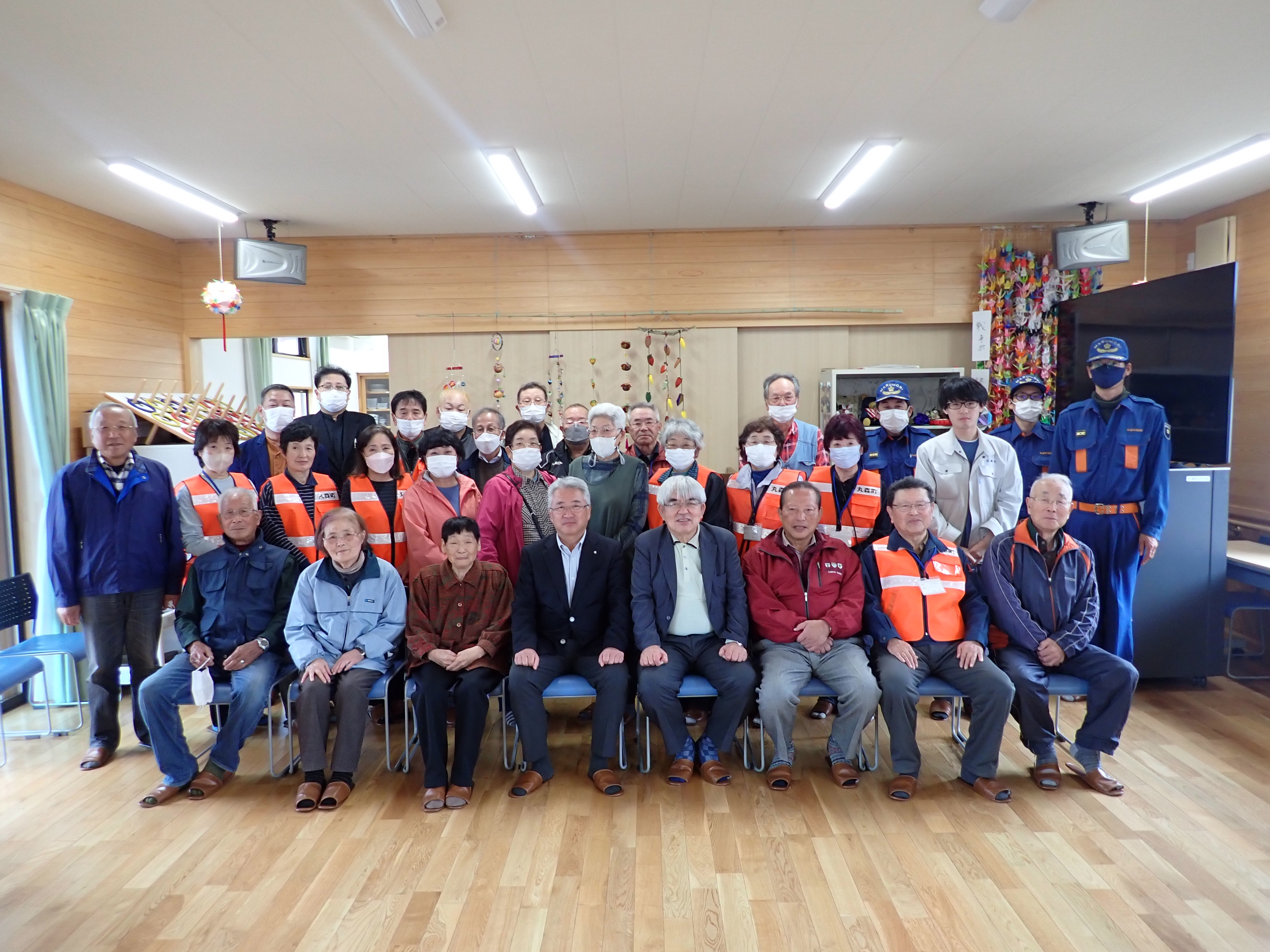 牛橋区民会館で集合写真