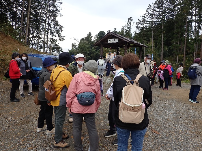 伊具ノ宮花木山公園で説明をしている佐藤松男氏