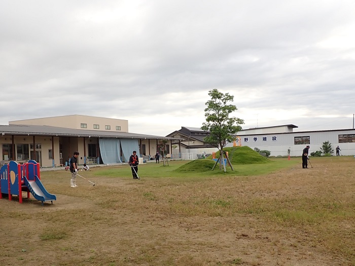 園庭を除草中