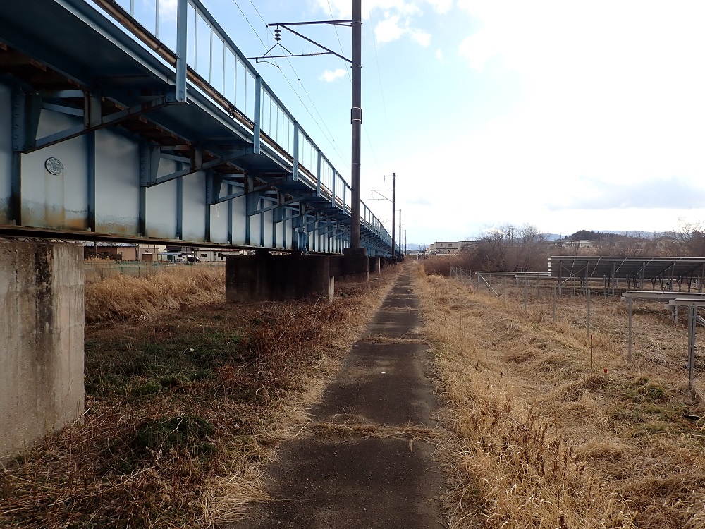 線路沿いも歩きます