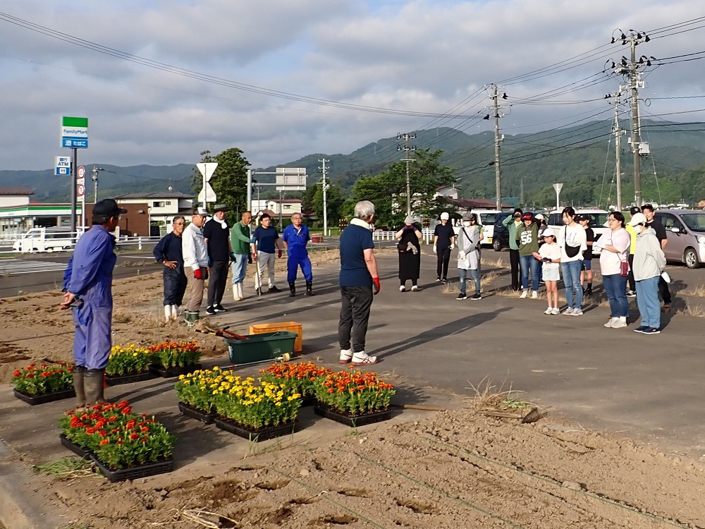 朝早くから花壇整備