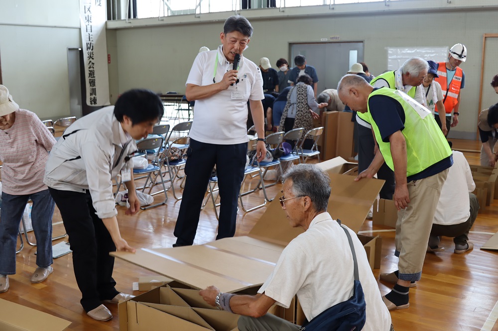 段ボールベッド設営中