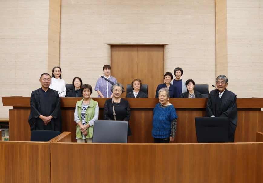 裁判所で記念撮影