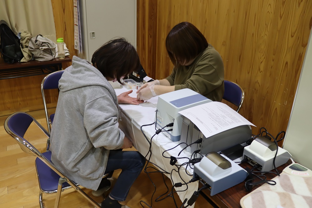 血糖値を測定中