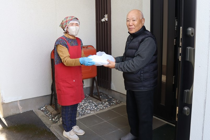 お弁当をお届け