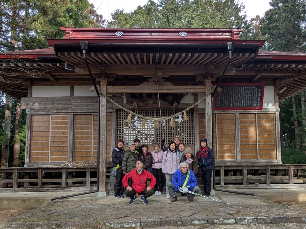 鳥屋嶺神社で集合写真