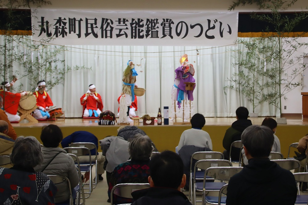 ステージ上で「種蒔舞」を披露