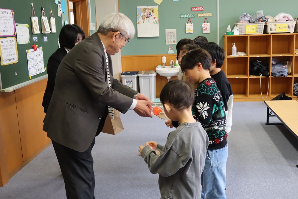 当協議会の会長からこども達へけん玉を寄贈