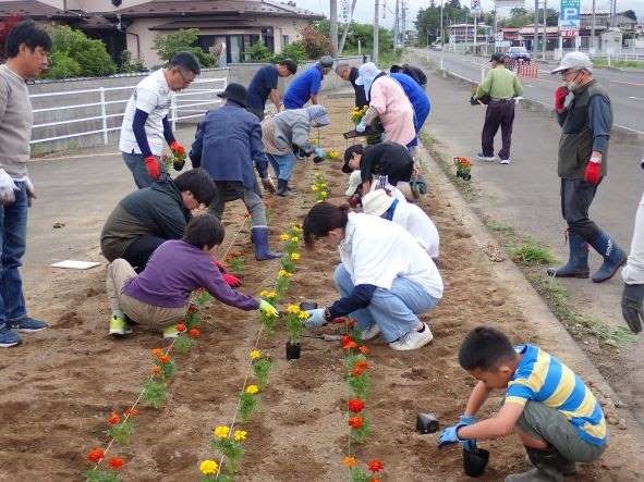 ポケットパークの花壇整備の様子