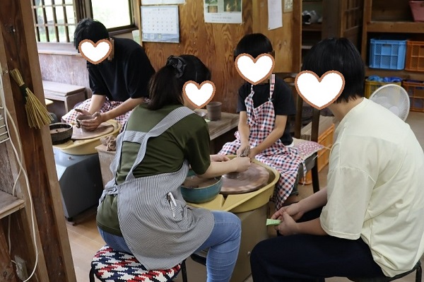 電動ろくろで制作中