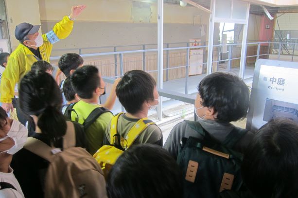 7月6日 4年震災遺構中浜小見学1