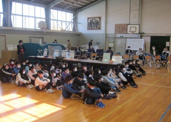 5・6年児童が14会場に分かれて発表しました。
