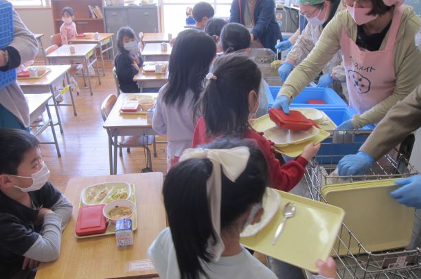 給食配膳ボランティア