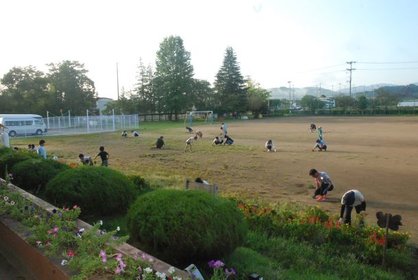 奉仕作業（校庭の除草作業）