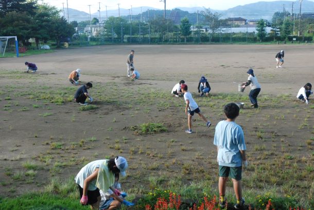 奉仕作業（校庭の除草作業）