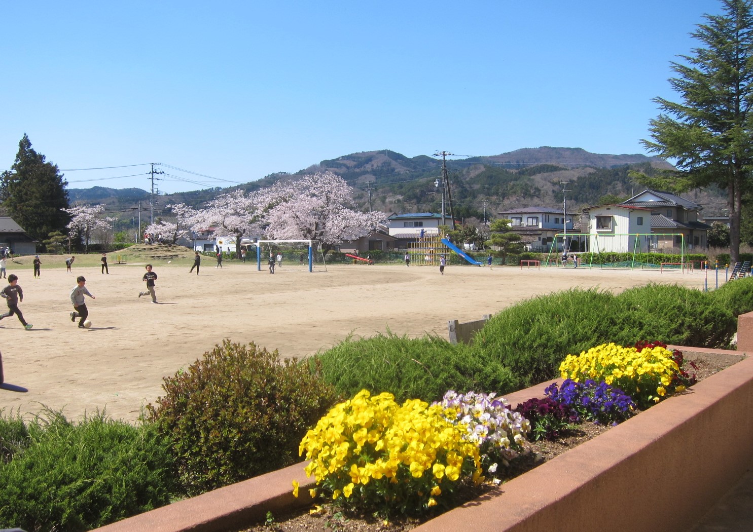 休み時間（校舎から撮影）